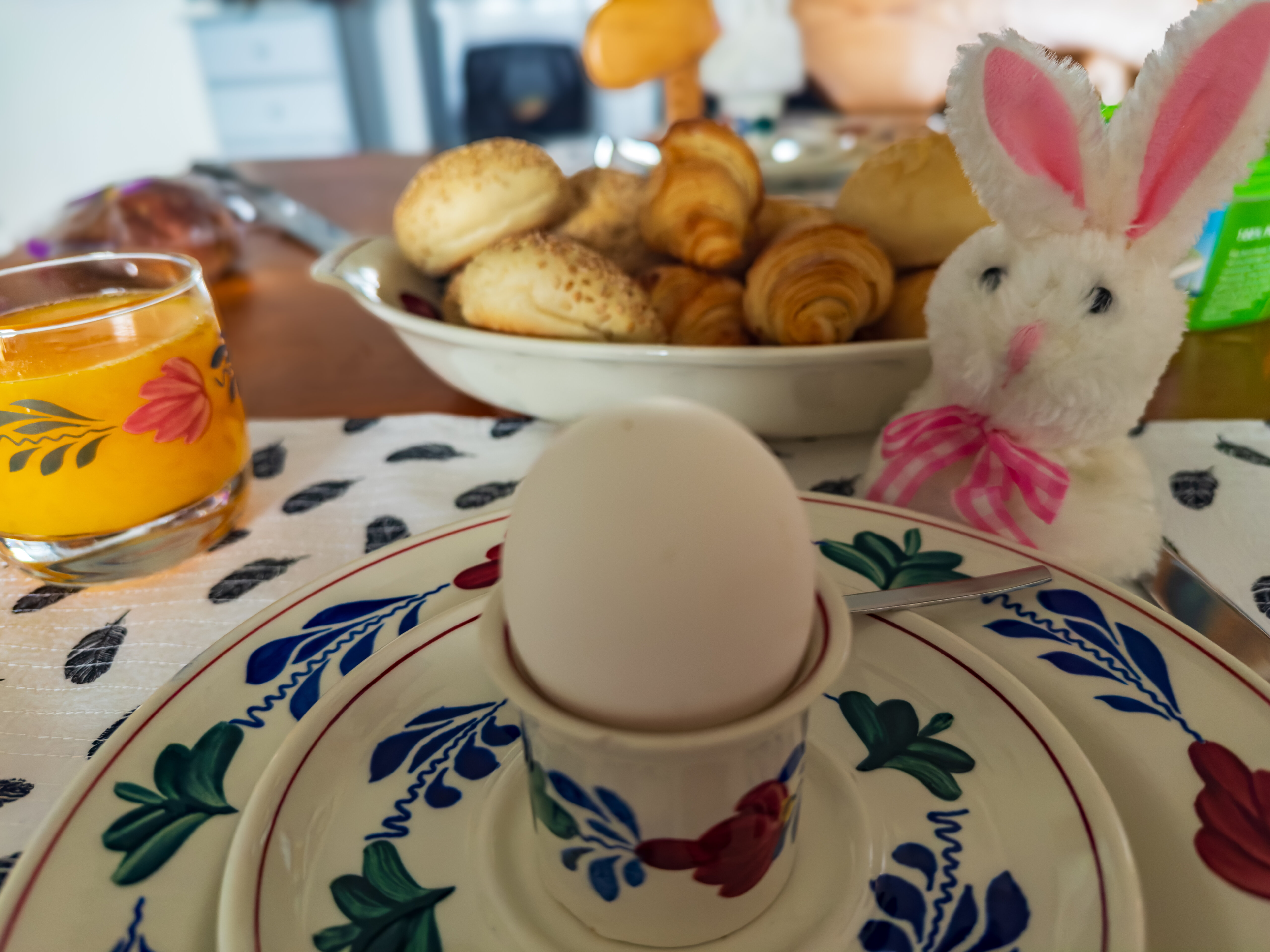 The contrasts between Easter and Christmas