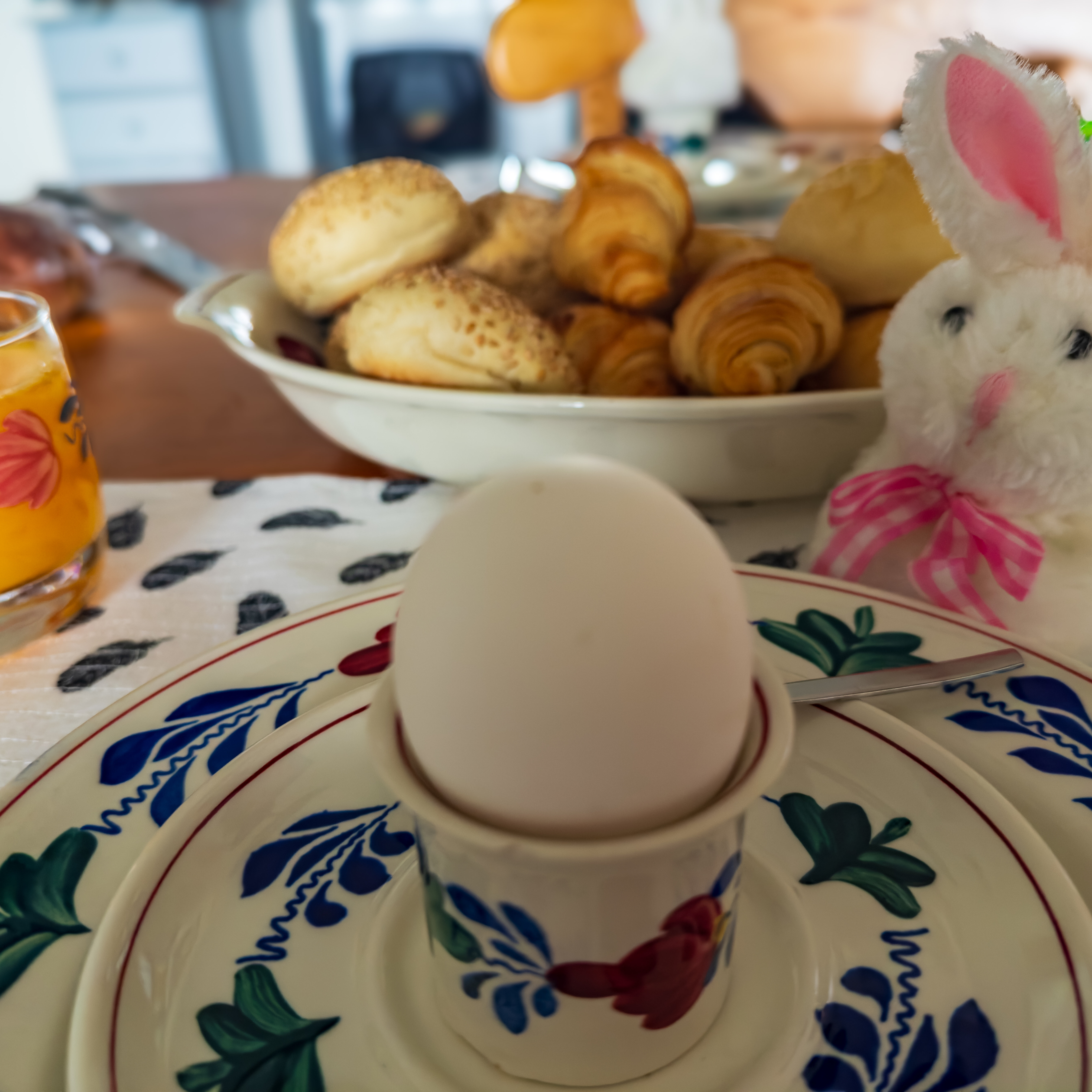 On the differences and similarities between Easter and Christmas